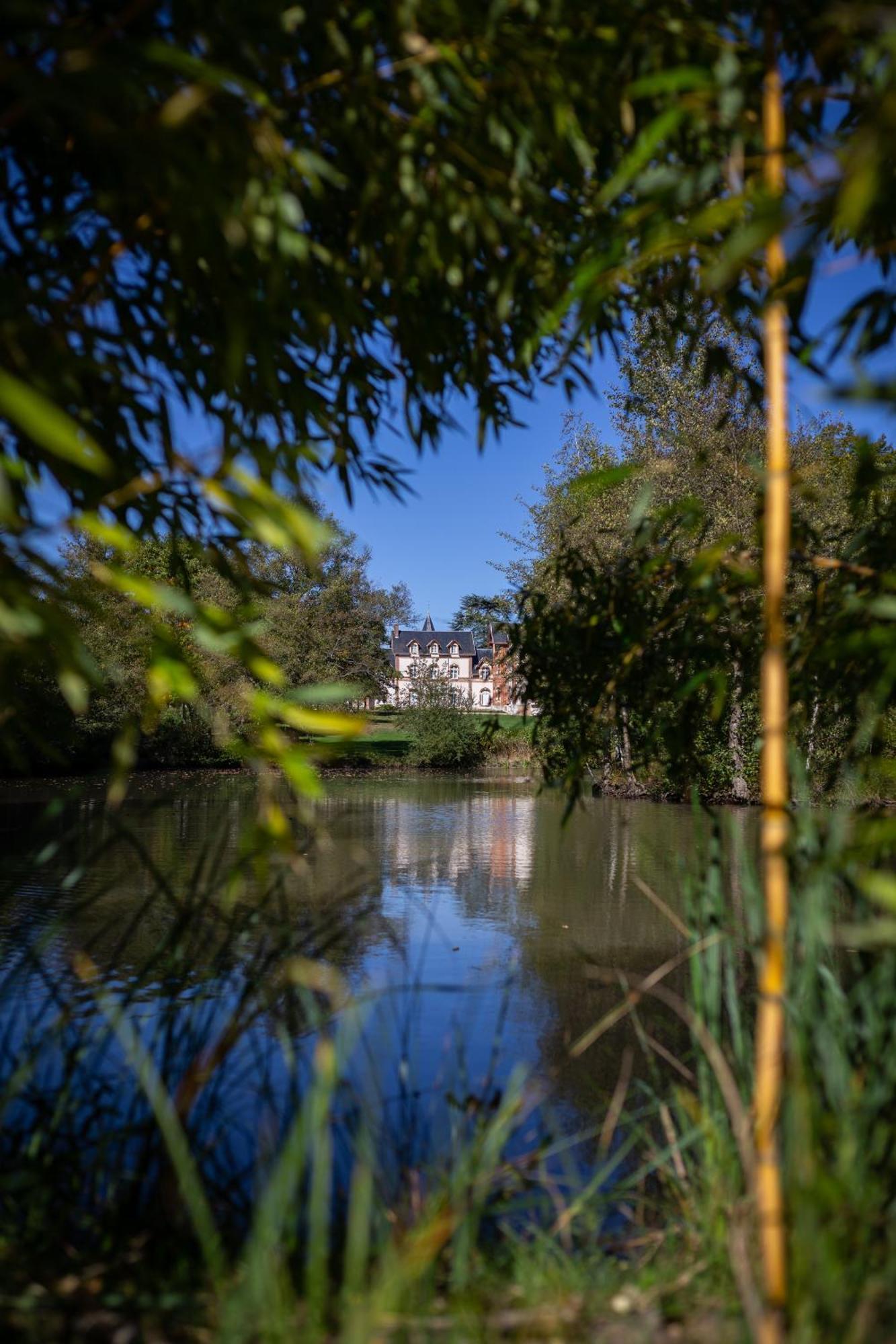Hotel-Restaurant Domaine De La Grande Garenne ヌヴィー＝シュル＝バランジョン エクステリア 写真
