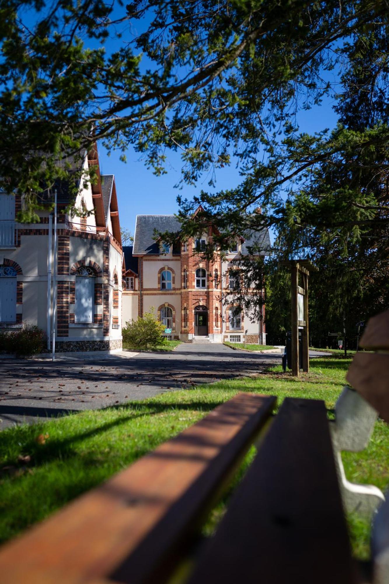 Hotel-Restaurant Domaine De La Grande Garenne ヌヴィー＝シュル＝バランジョン エクステリア 写真