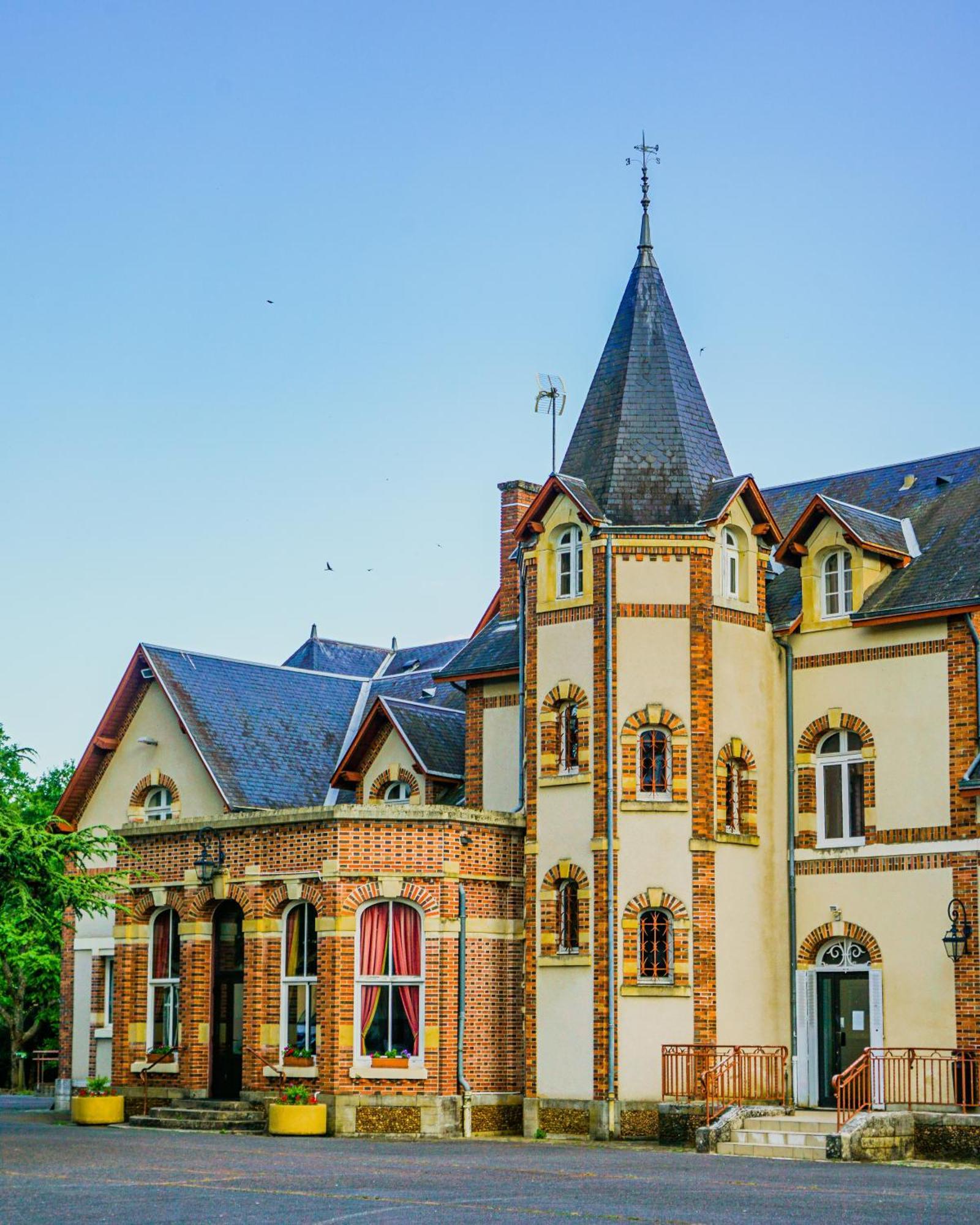 Hotel-Restaurant Domaine De La Grande Garenne ヌヴィー＝シュル＝バランジョン エクステリア 写真