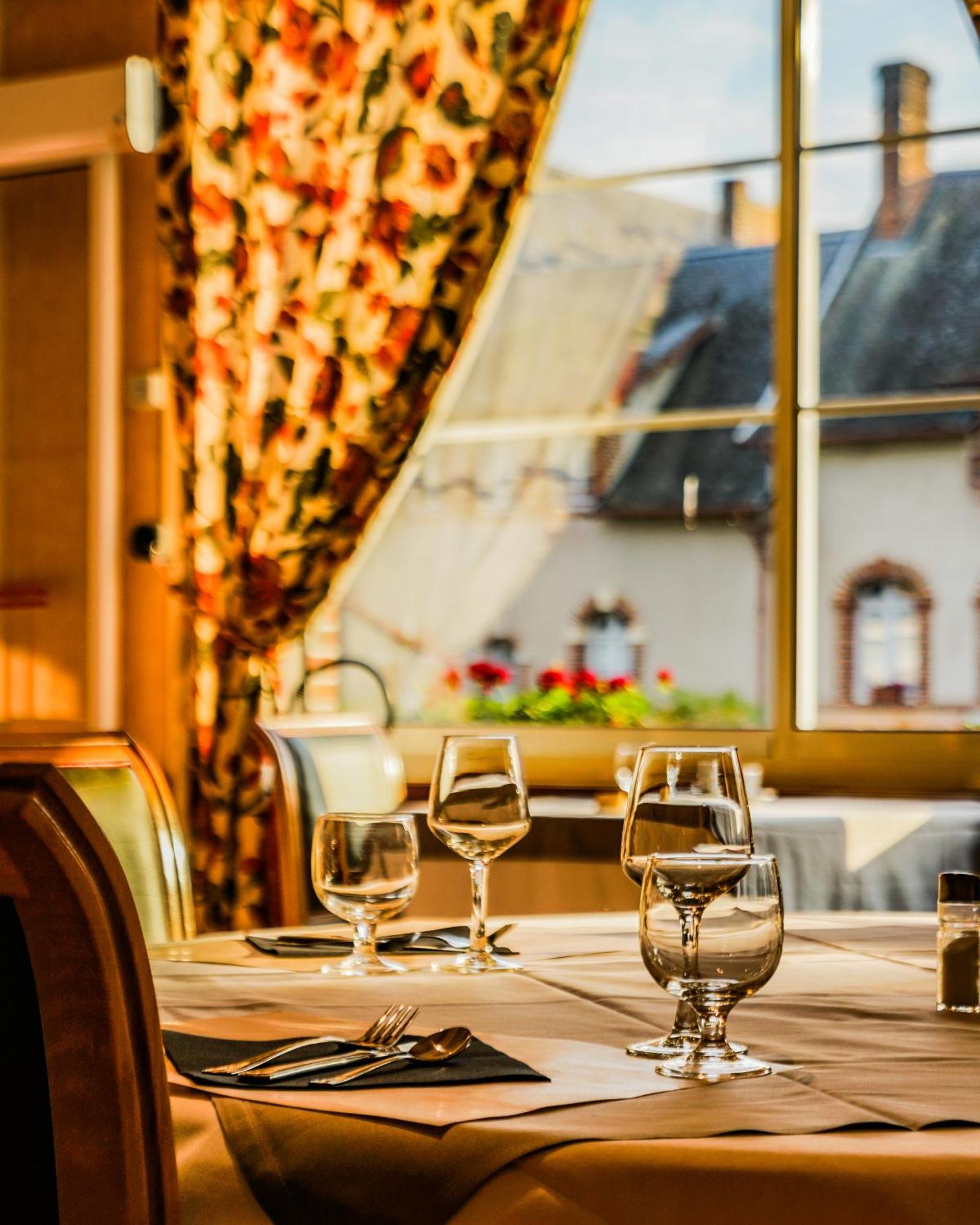 Hotel-Restaurant Domaine De La Grande Garenne ヌヴィー＝シュル＝バランジョン エクステリア 写真