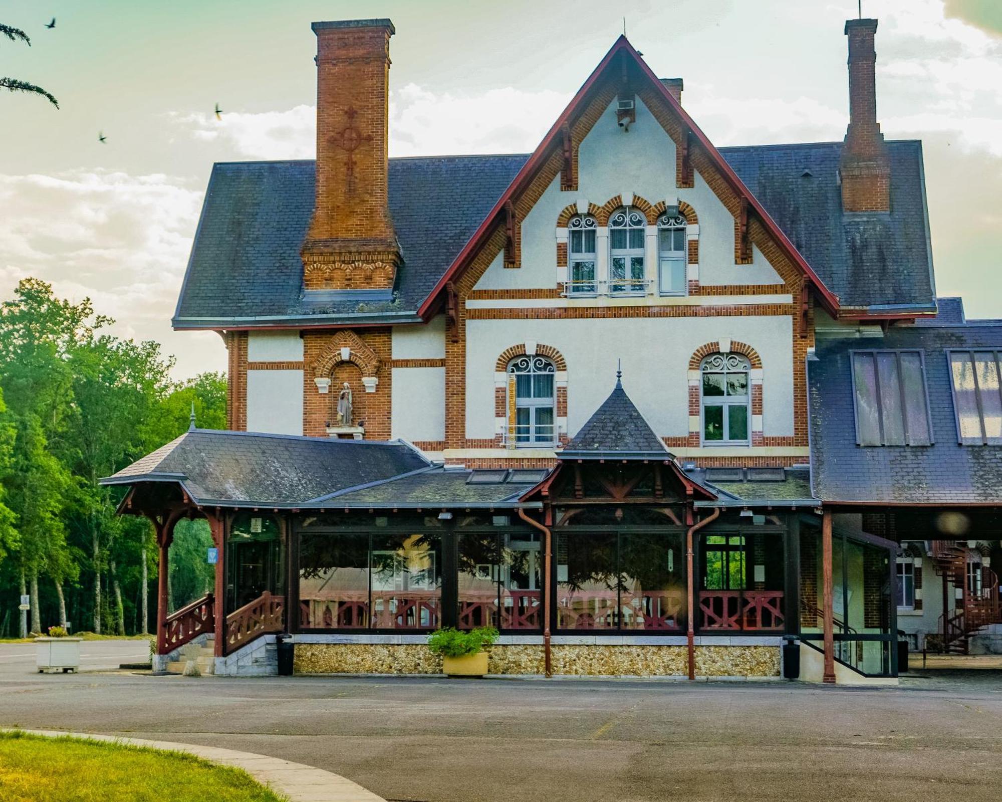 Hotel-Restaurant Domaine De La Grande Garenne ヌヴィー＝シュル＝バランジョン エクステリア 写真