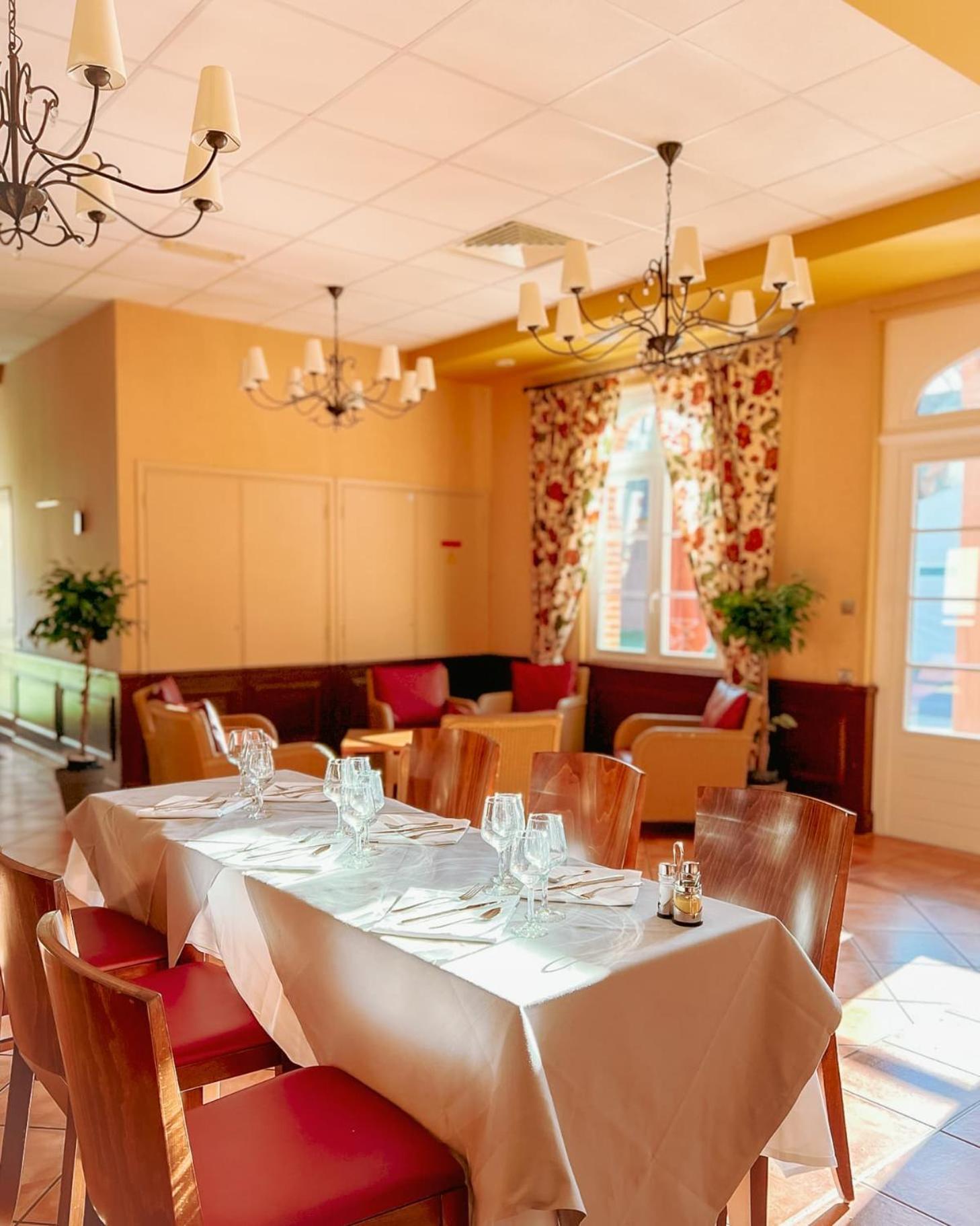 Hotel-Restaurant Domaine De La Grande Garenne ヌヴィー＝シュル＝バランジョン エクステリア 写真